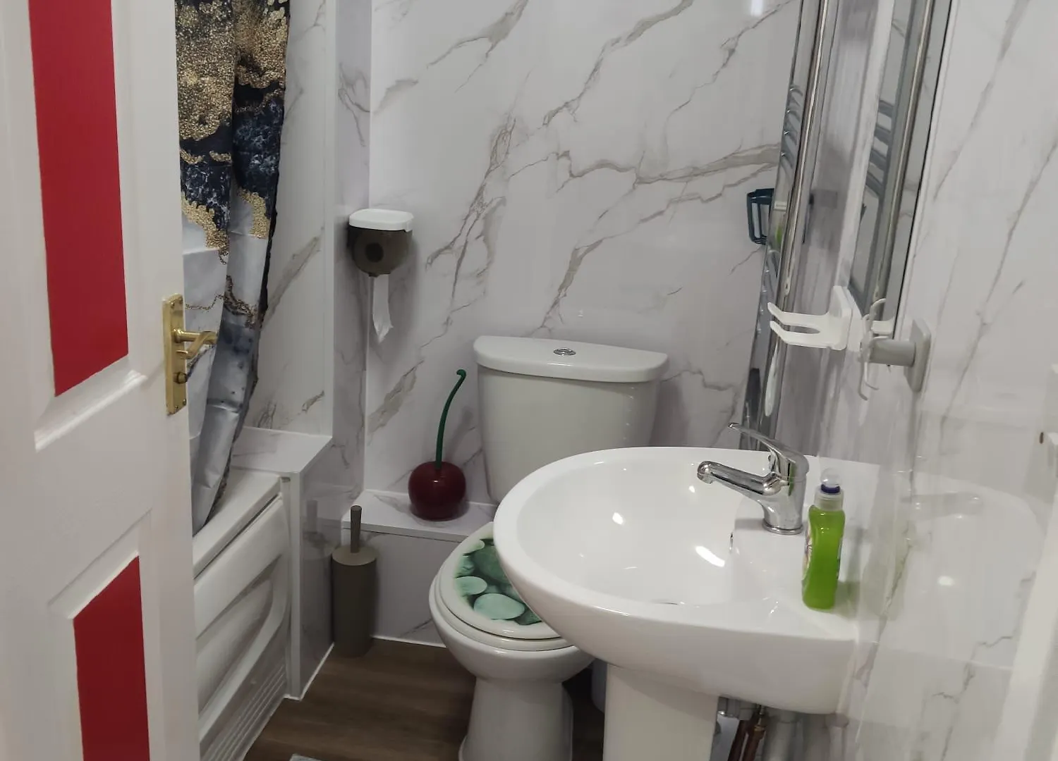 Captivating 3-Bed Apartment In Romford